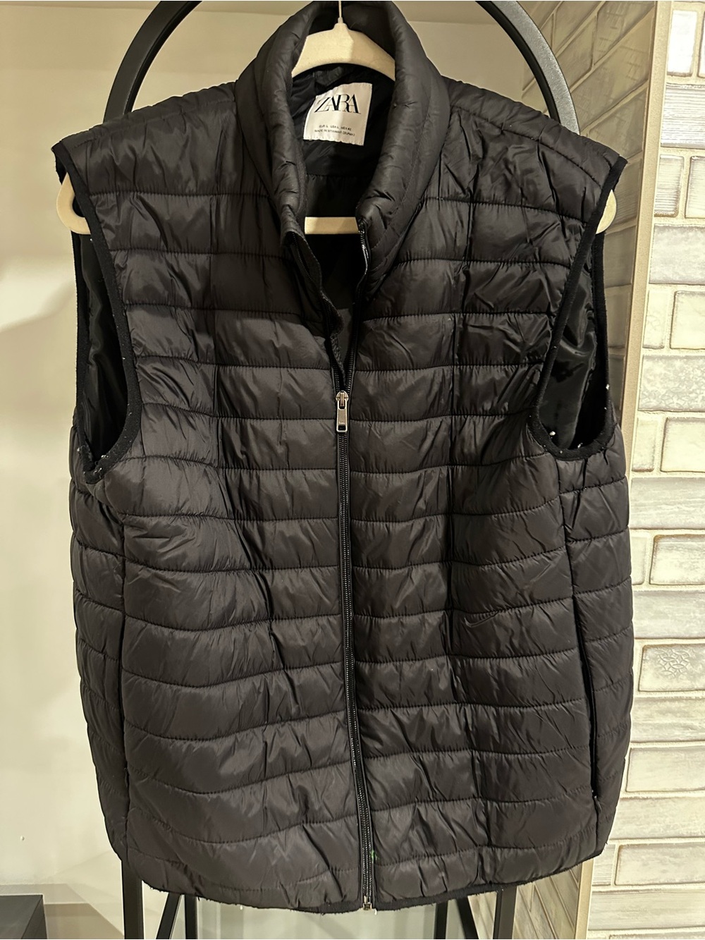 Zara Men's Black Quilted Puffer Vest - Sleeveless Zip-Up